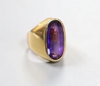 A Middle Eastern 750 yellow metal and synthetic colour change corundum set dress ring, size O, gross