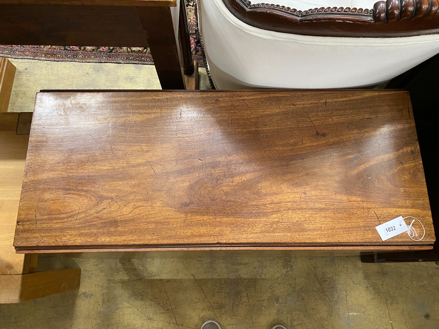 A George III mahogany drop leaf dining table, 137cm extended, width 99cm, height 70cm - Image 2 of 2