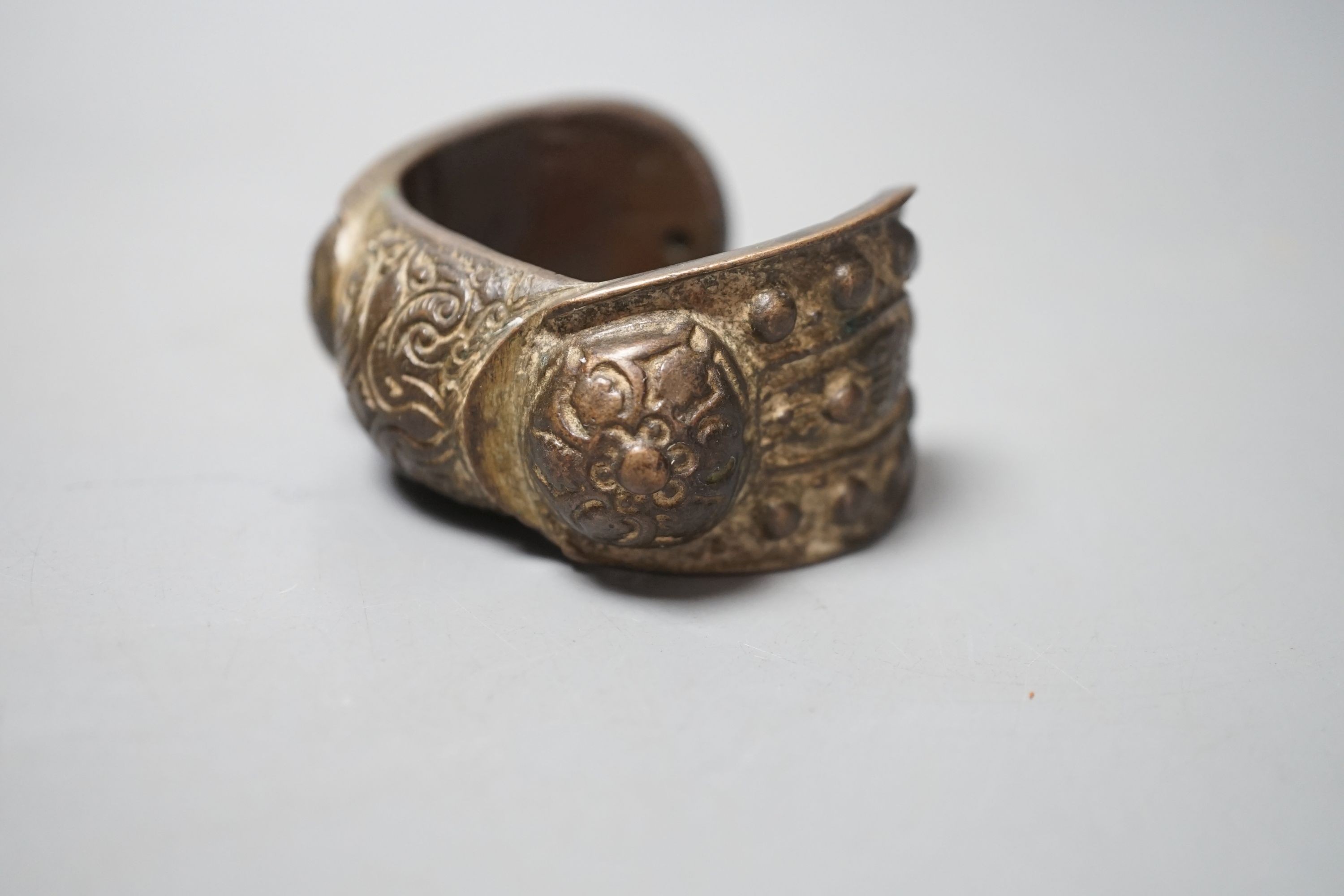 A Chinese brass bangle - Image 2 of 6