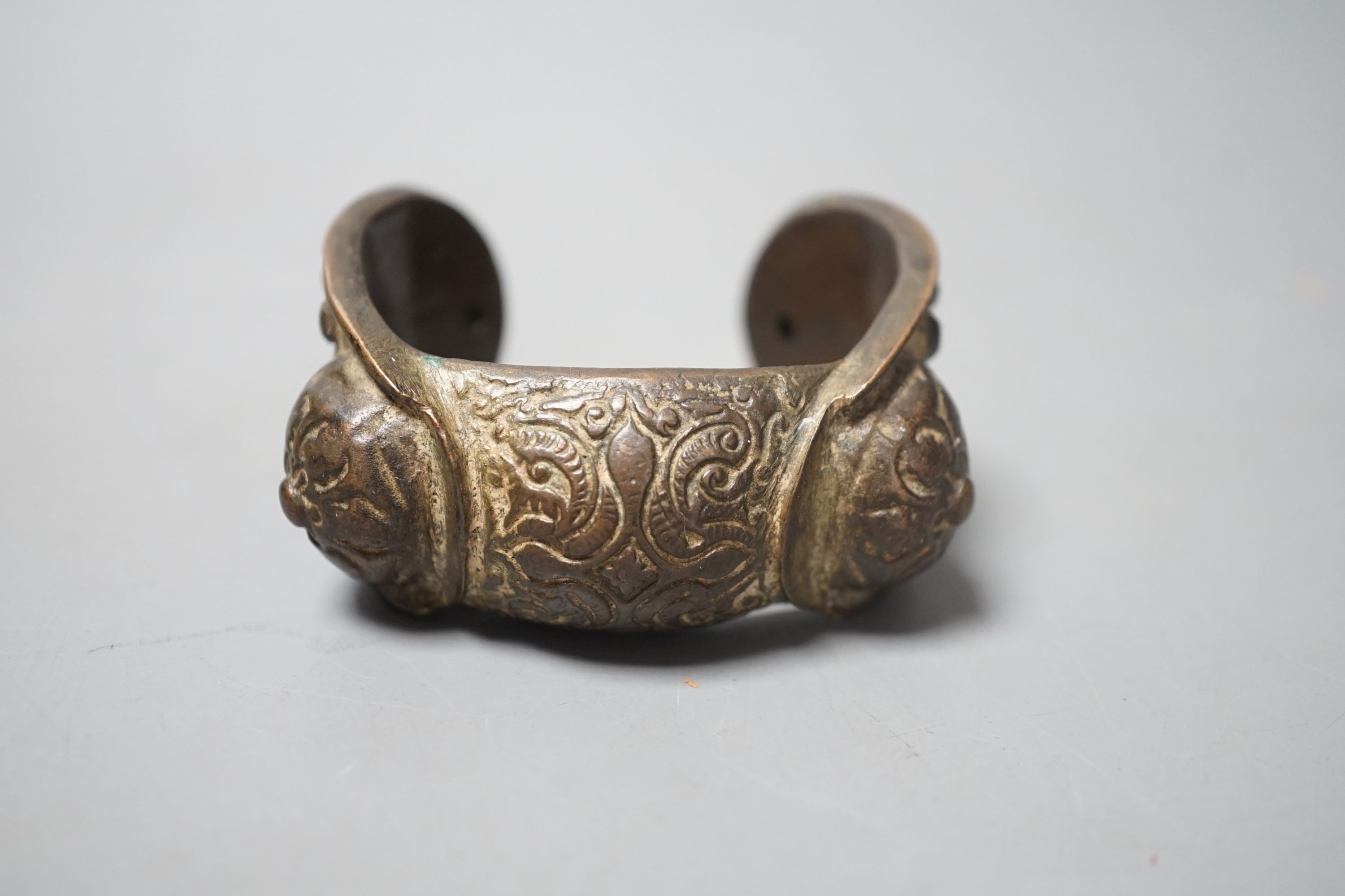 A Chinese brass bangle - Image 4 of 6