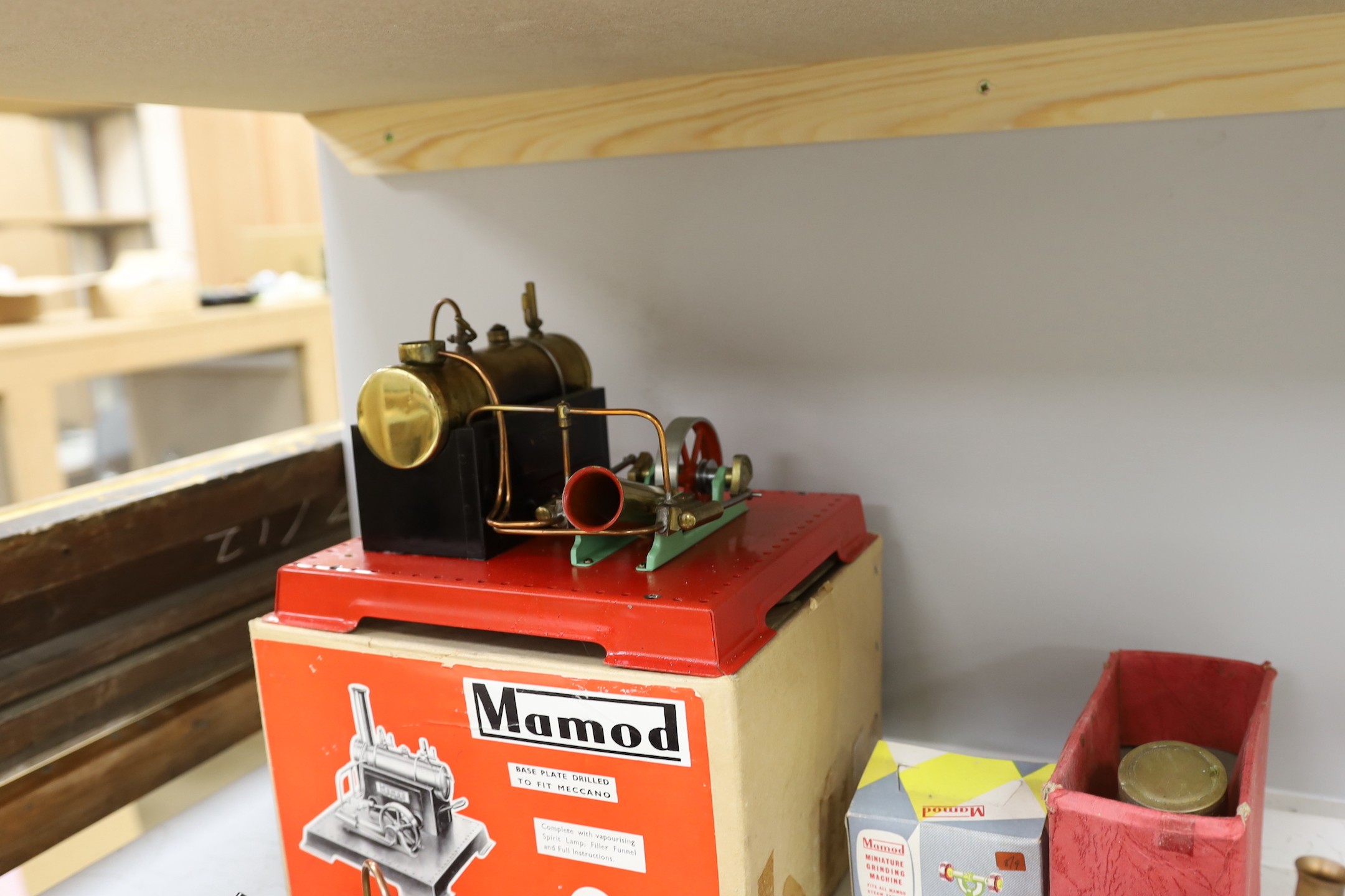 A boxed Mamod twin cylinder stationary engine, and a group of other similar stationary engines and - Image 6 of 6