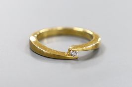 A modern 18ct gold and solitaire diamond et crossover ring, size M, gross weight 4.5 grams,