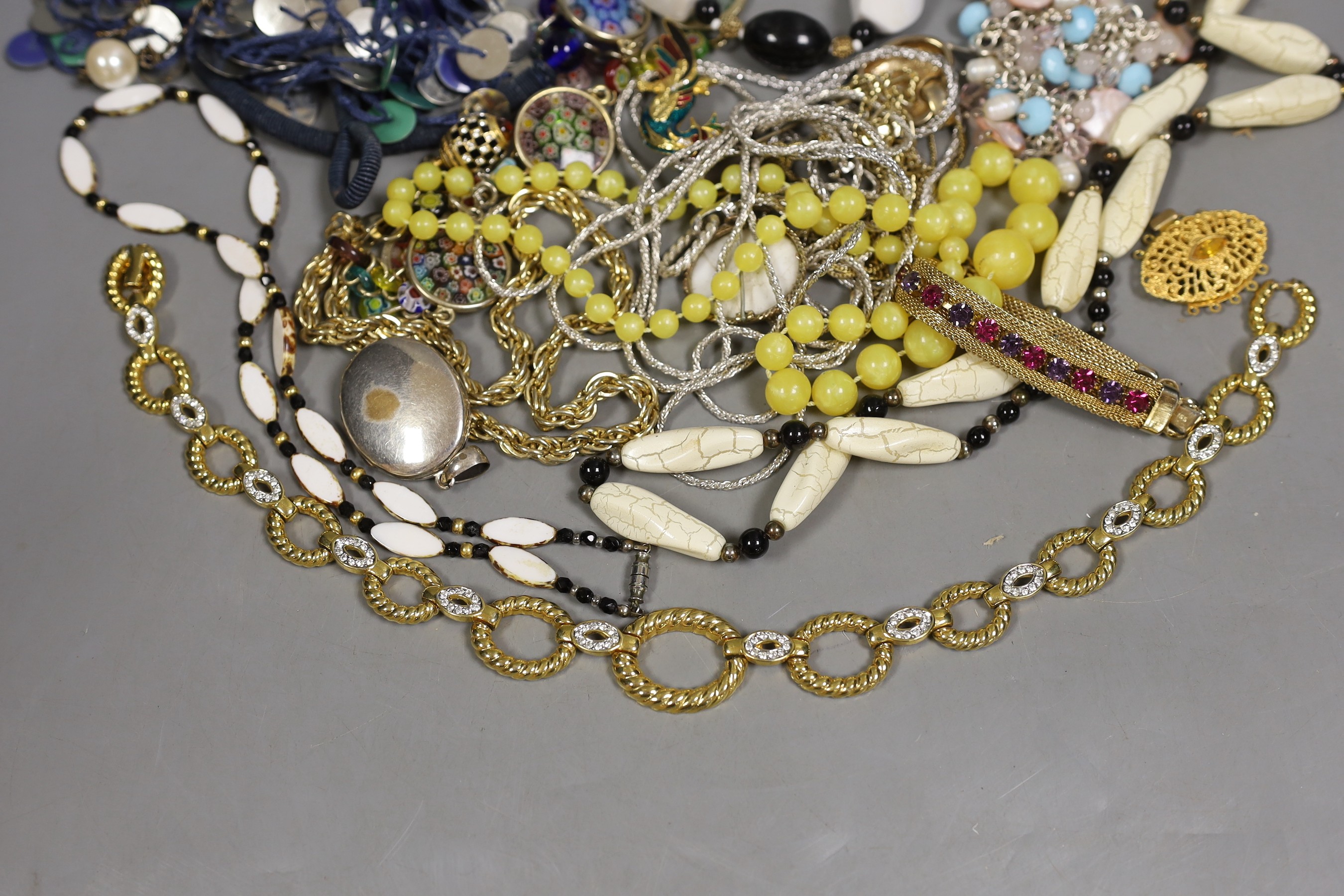 A quantity of assorted costume jewellery including necklaces, bracelets etc. - Image 5 of 5