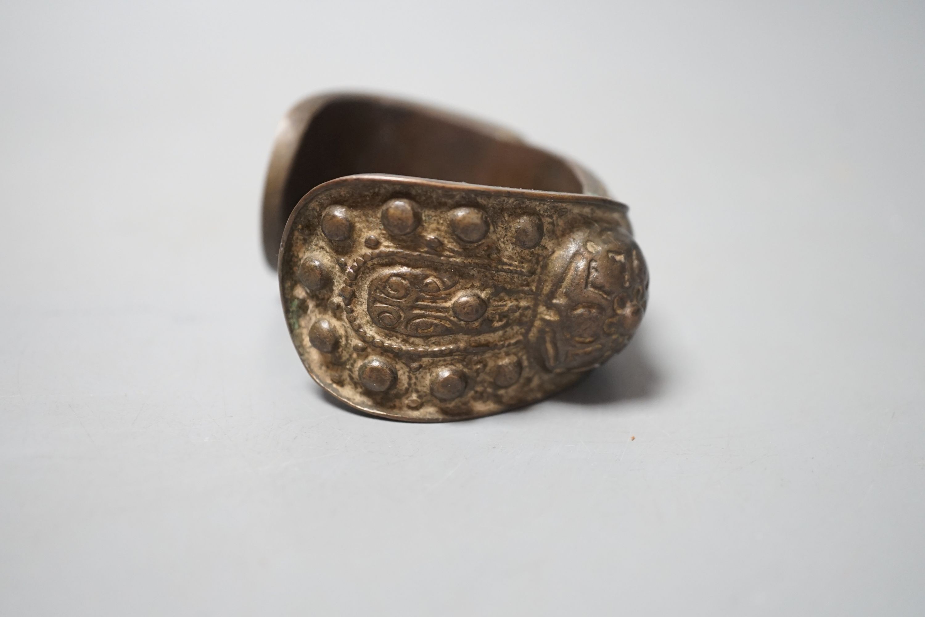 A Chinese brass bangle - Image 3 of 6