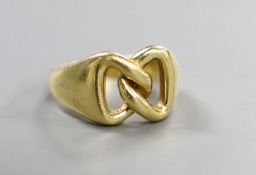 A 750 yellow metal interwoven ring, size O, 7.9 grams.