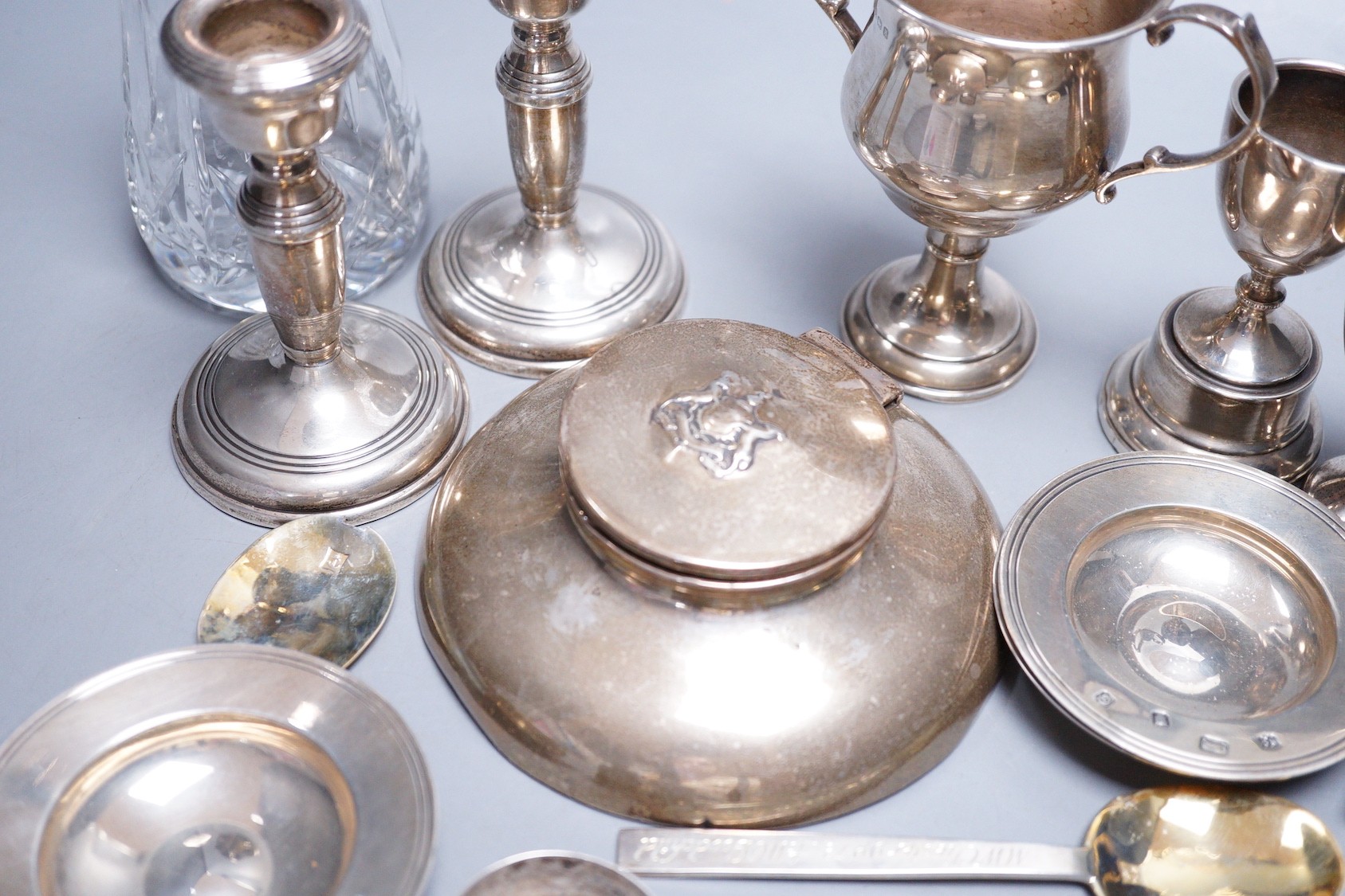 A small collection of assorted small silver, including a capstan inkwell, pair of dwarf - Image 4 of 5