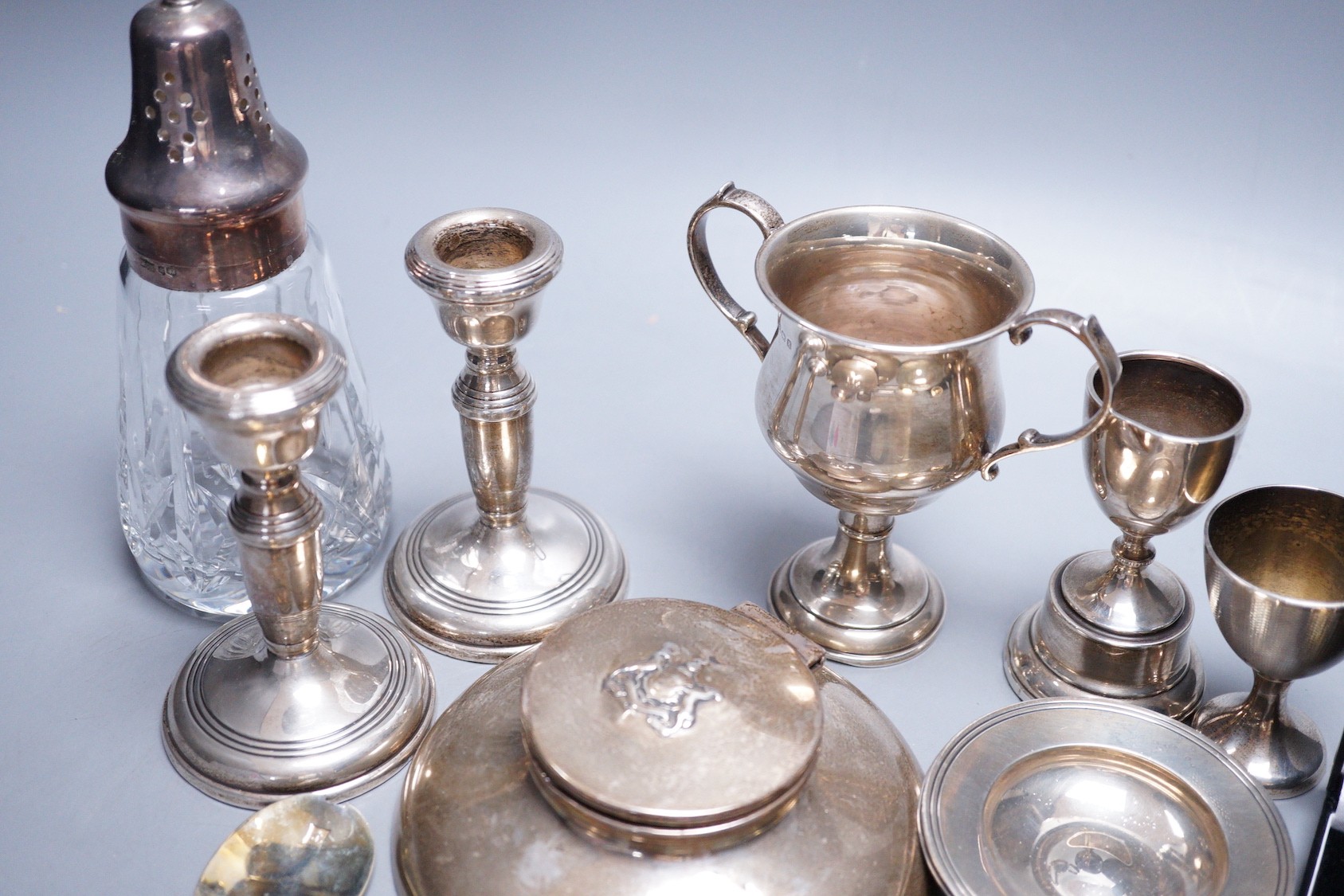 A small collection of assorted small silver, including a capstan inkwell, pair of dwarf - Image 5 of 5