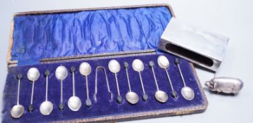 A cased set of twelve George V silver bean end coffee spoons and pair of sugar tongs, William