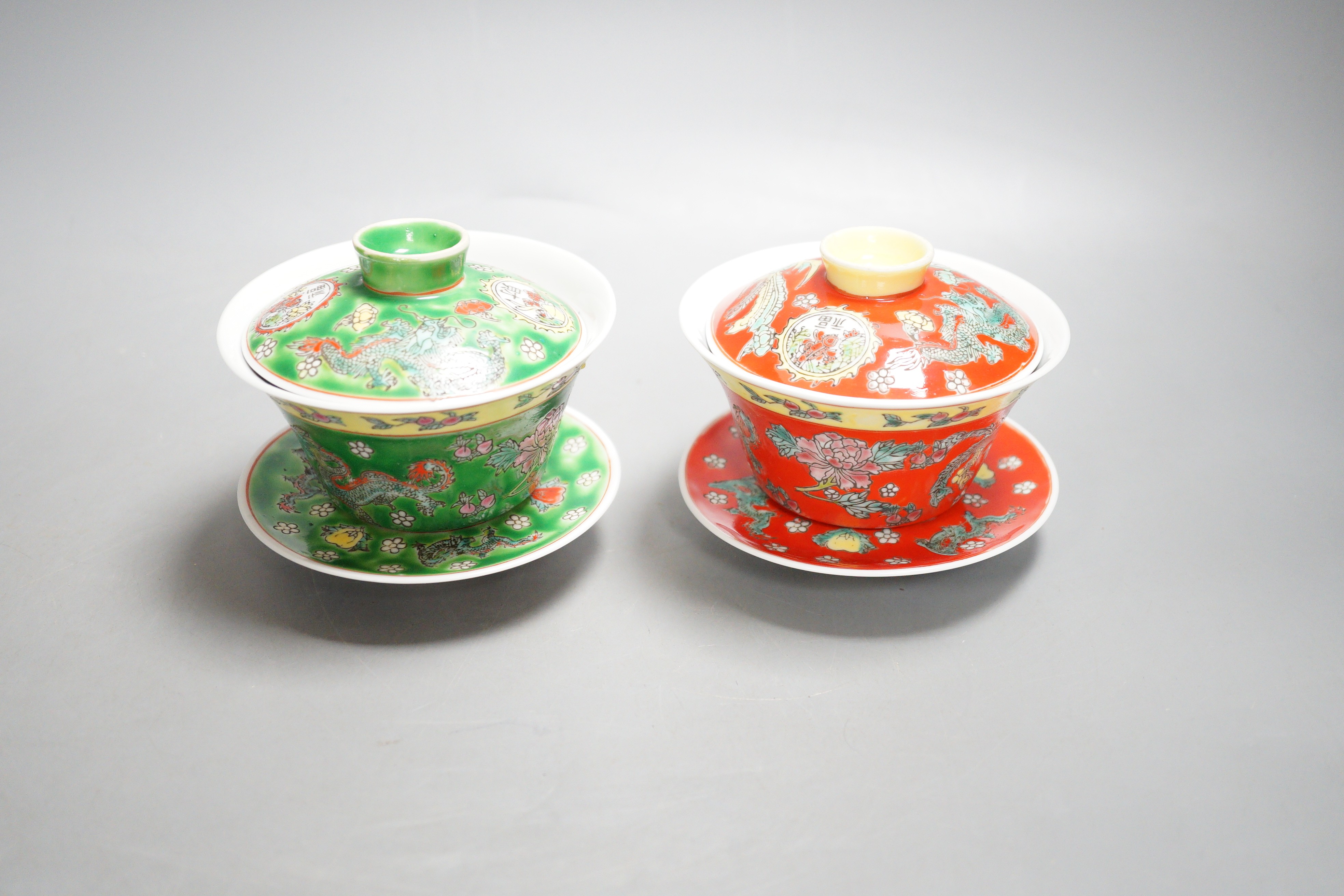 Two Chinese enamelled porcelain bowls, cover and stands and one plate, 19th/20th century, 20.5cm - Image 4 of 7