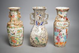 Two 19th century Chinese famille rose vases and an enamelled marbled vase, 20cm