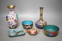 A group of Chinese cloisonné enamel and Guangzhou enamel wares, tallest 19cm