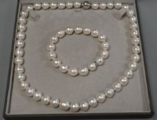 A cased modern Australian Kailis single strand South Sea pearl necklace, 53cm and matching bracelet,