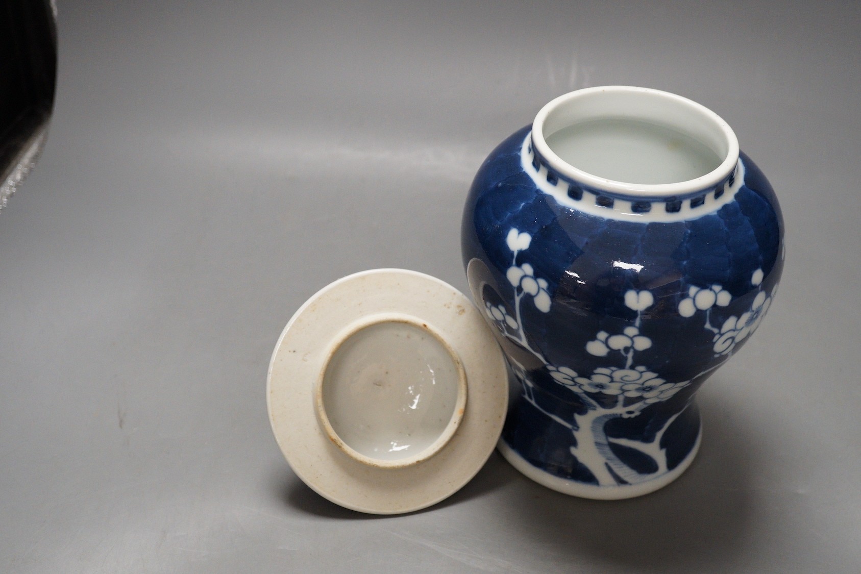An early 20th century Chinese blue and white prunus vase and cover, 23cm - Image 4 of 5