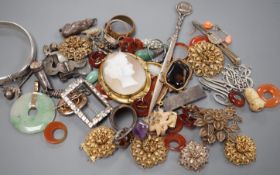 Assorted jewellery including jade pendant, yellow metal buckle brooch, modern silver hinged