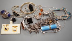A quantity of assorted mainly costume jewellery, including white metal and lapis lazuli pendant,
