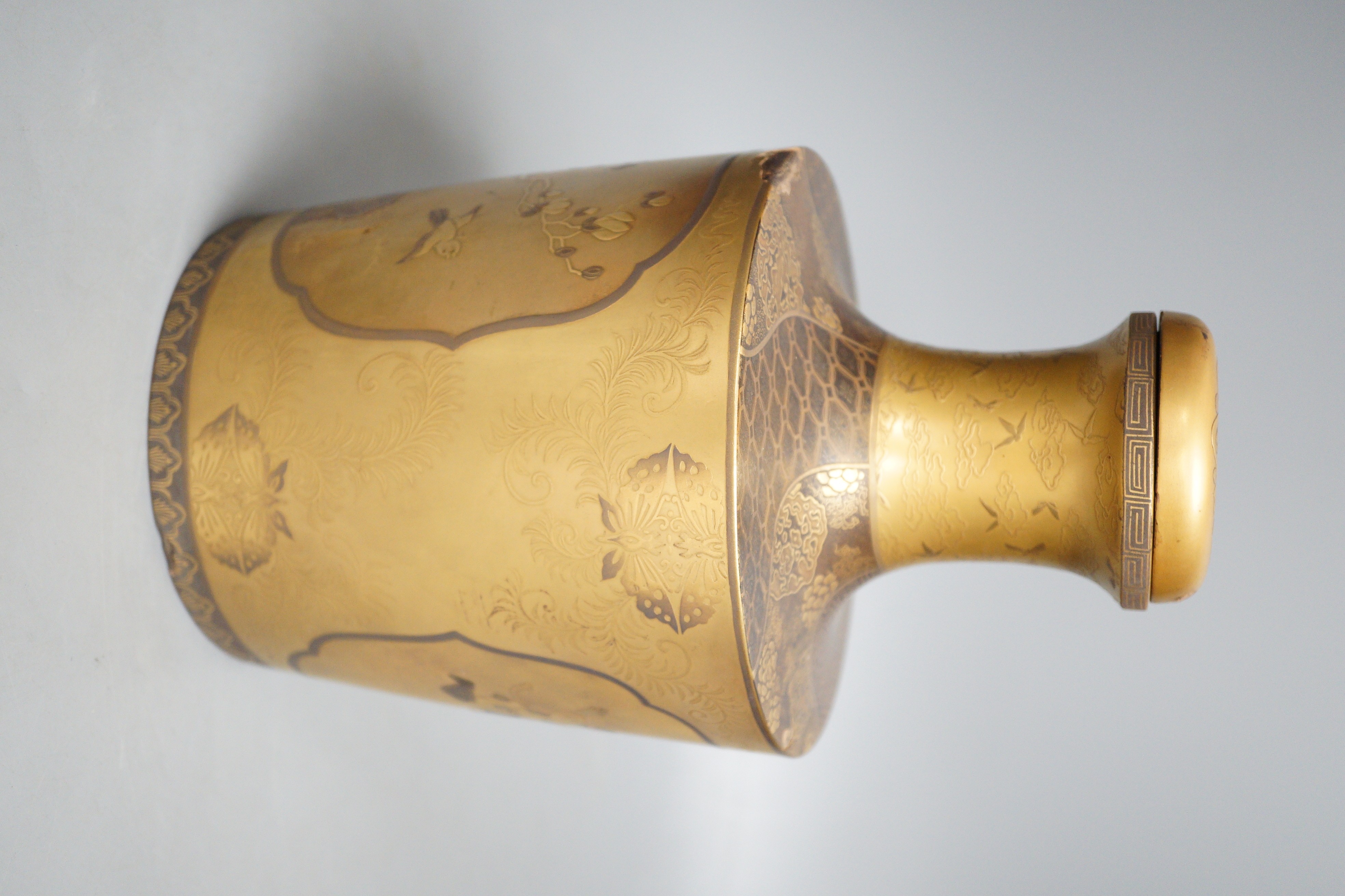 A Japanese Meiji period maki-e lacquer sake flask and stopper (tokkuri), 24cm tall - Image 5 of 6