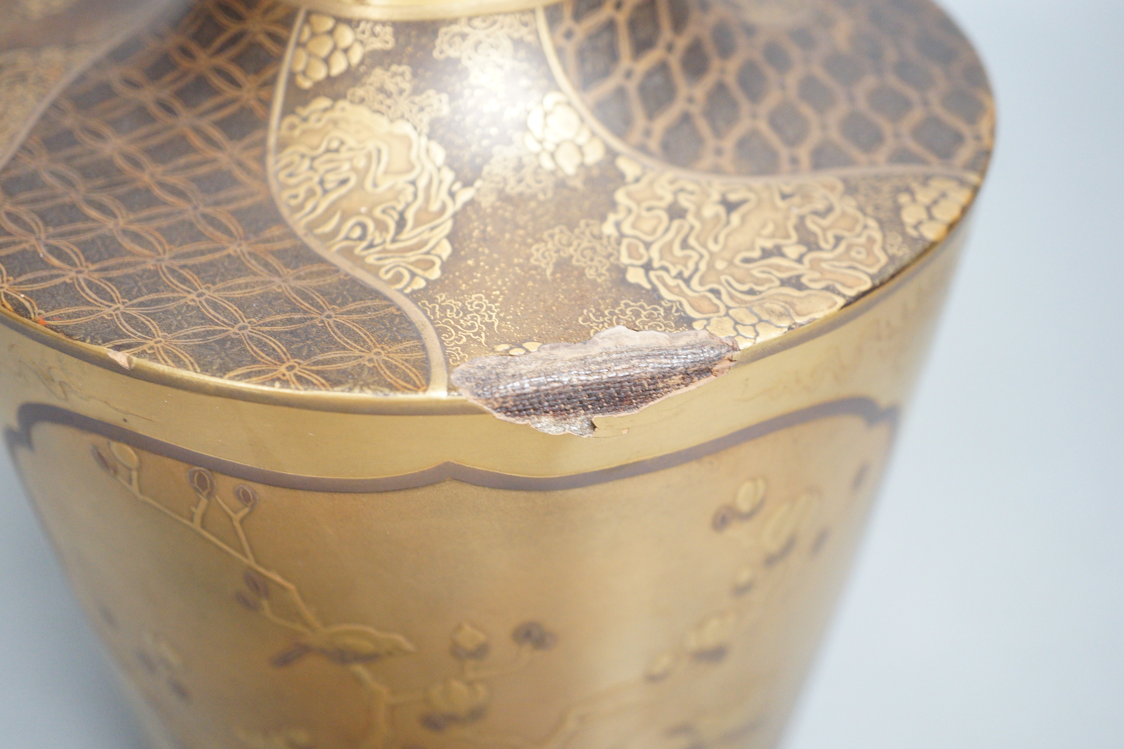 A Japanese Meiji period maki-e lacquer sake flask and stopper (tokkuri), 24cm tall - Image 4 of 6