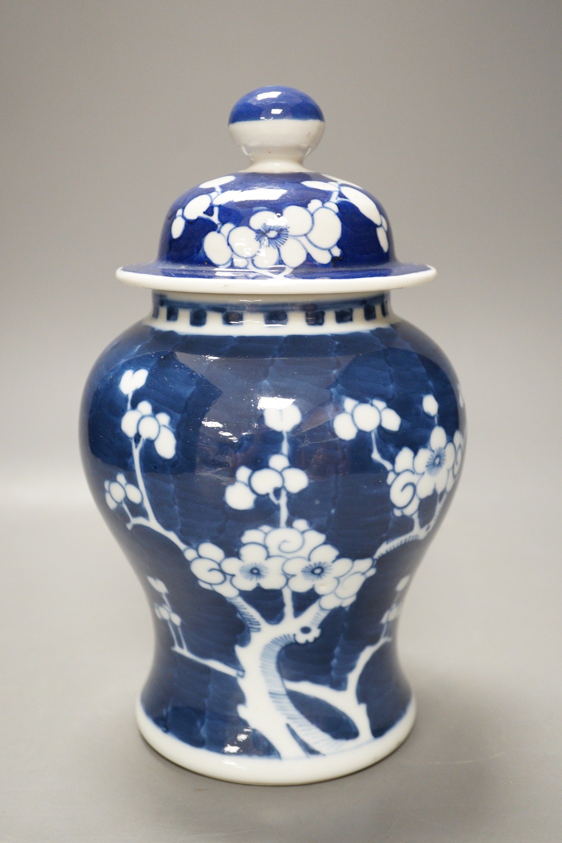 An early 20th century Chinese blue and white prunus vase and cover, 23cm - Image 3 of 5
