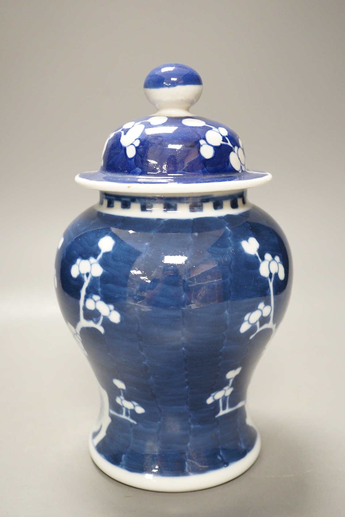 An early 20th century Chinese blue and white prunus vase and cover, 23cm - Image 2 of 5