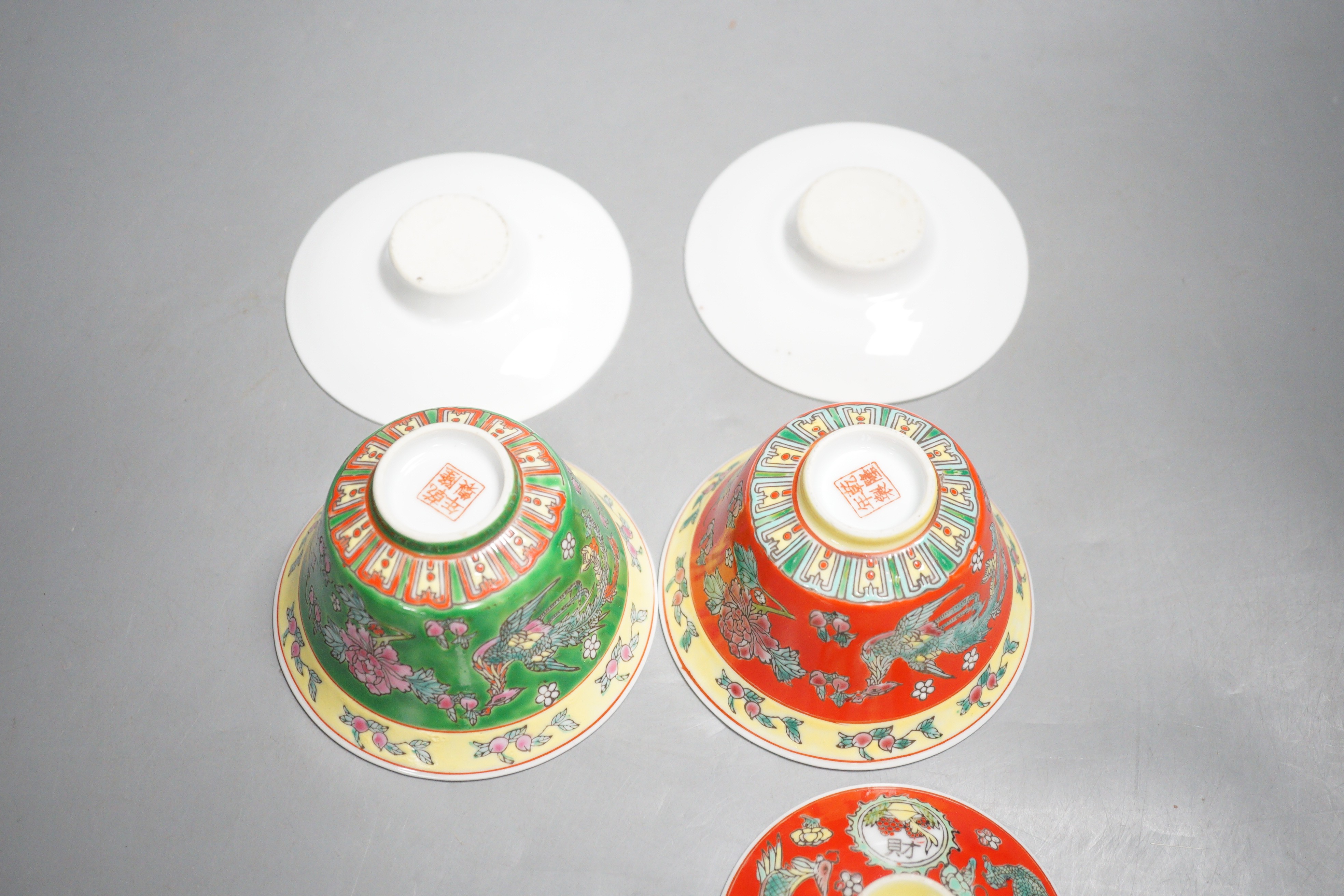 Two Chinese enamelled porcelain bowls, cover and stands and one plate, 19th/20th century, 20.5cm - Image 7 of 7