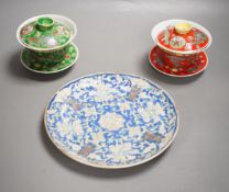 Two Chinese enamelled porcelain bowls, cover and stands and one plate, 19th/20th century, 20.5cm