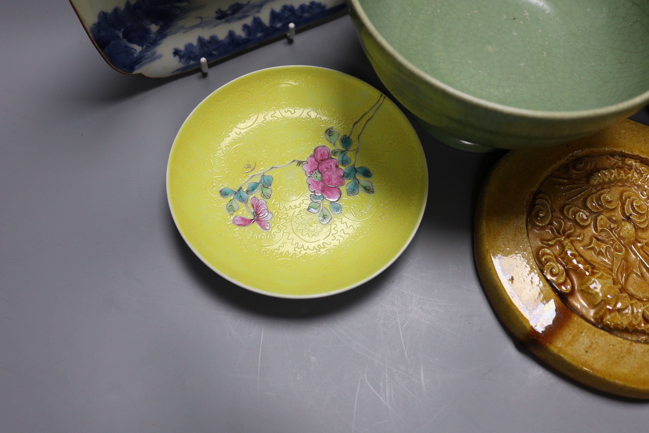 A celadon crackle glaze pedestal bowl, together with a blue and white inscribed dish, a 19th century - Bild 3 aus 6