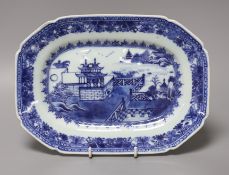 A Chinese blue and white octagonal dish, painted with a pavilion and a bridge, 25cm long