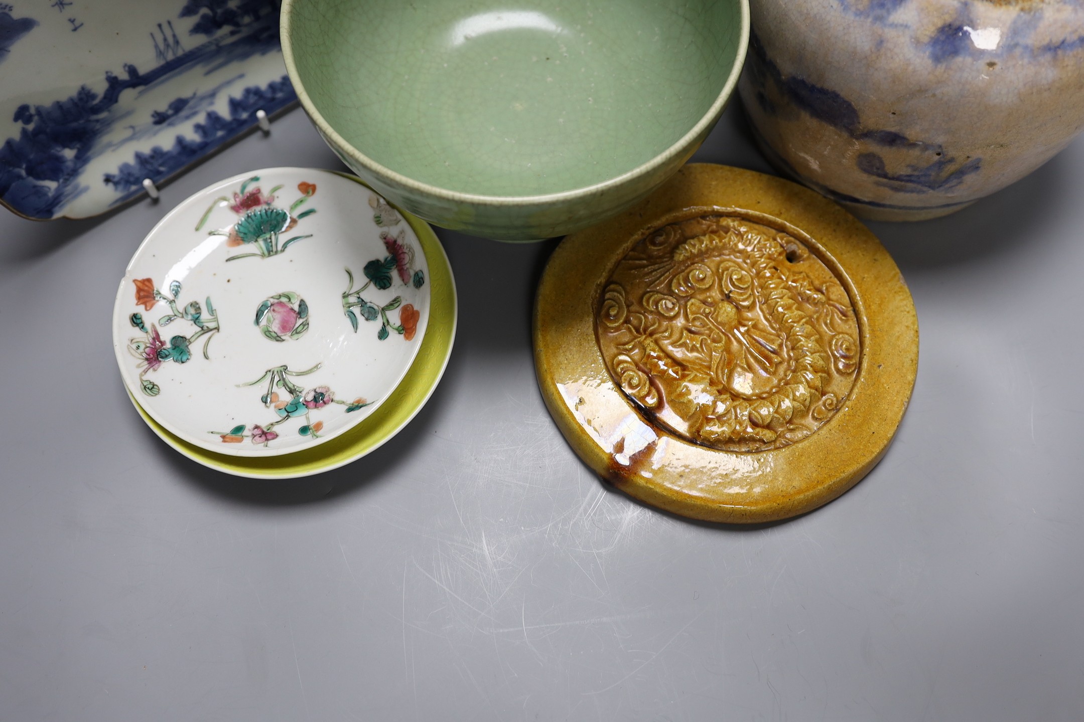 A celadon crackle glaze pedestal bowl, together with a blue and white inscribed dish, a 19th century - Bild 2 aus 6