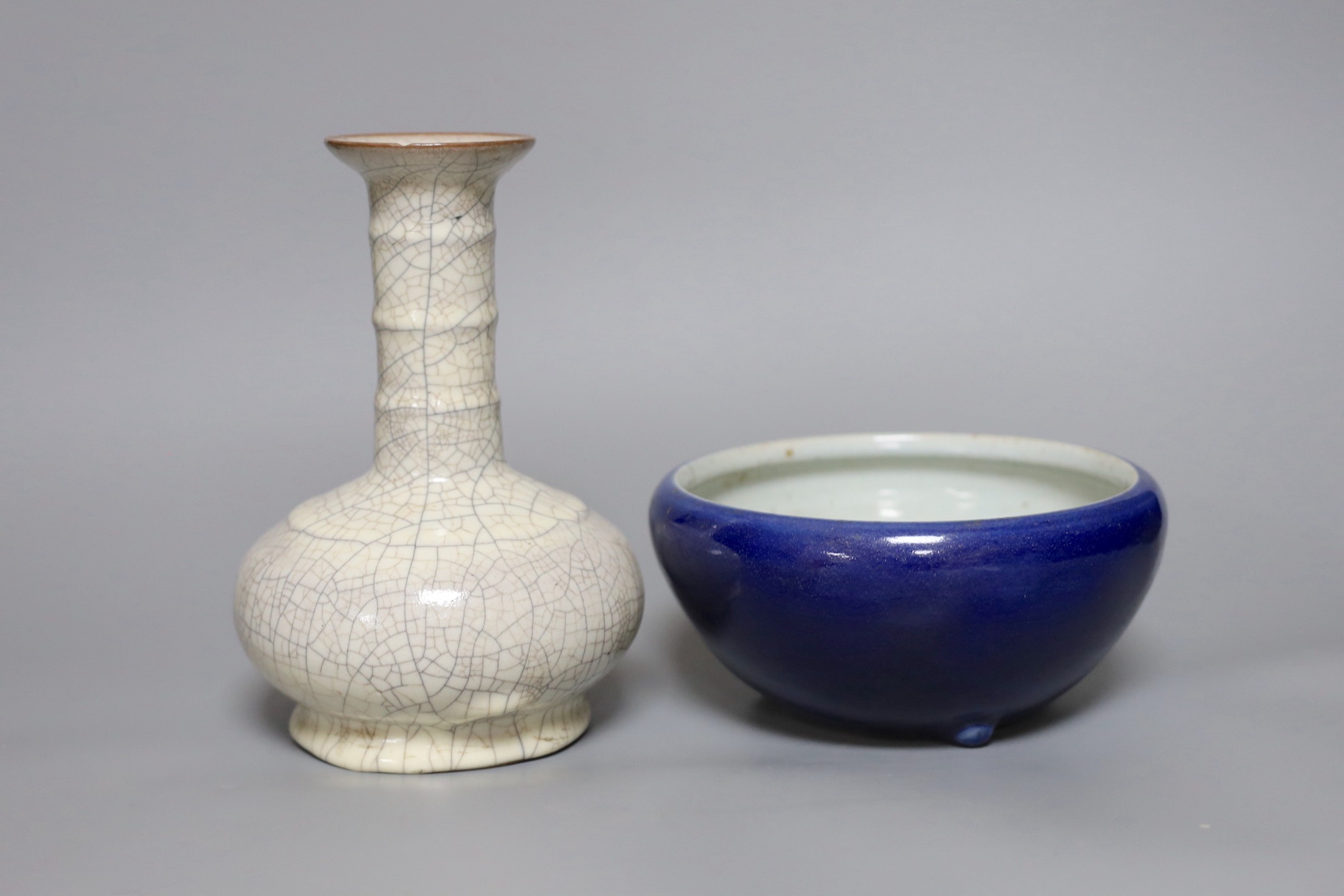 A three-footed Chinese ceramic bowl, together with a crackle glaze vase, tallest 20cm - Bild 2 aus 4