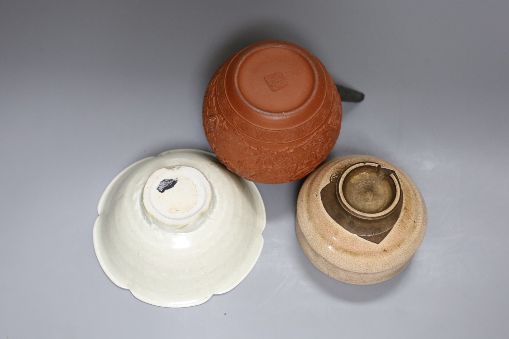 A Chinese Yixing teapot, 12cm tall, and two other Chinese ceramic bowls - Bild 4 aus 4