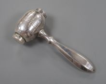 A novelty silver plated condiment dispenser, modelled as a gavel, 14cm.