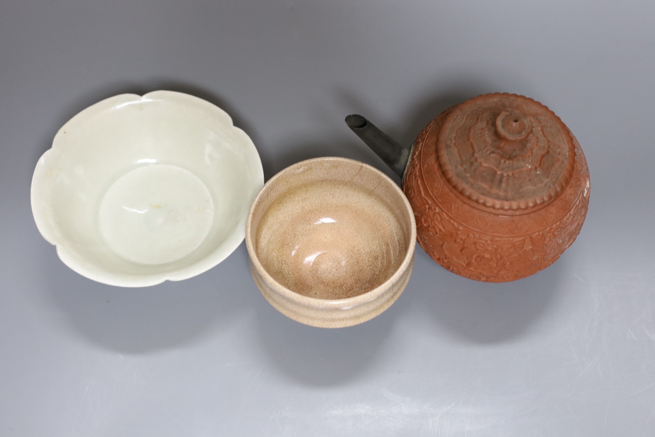 A Chinese Yixing teapot, 12cm tall, and two other Chinese ceramic bowls - Bild 3 aus 4