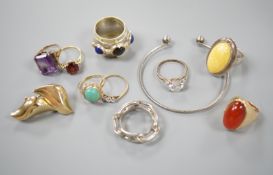 A modern parcel gilt silver, lapis lazuli and garnet set dress ring by Michael Allen Bolton, size
