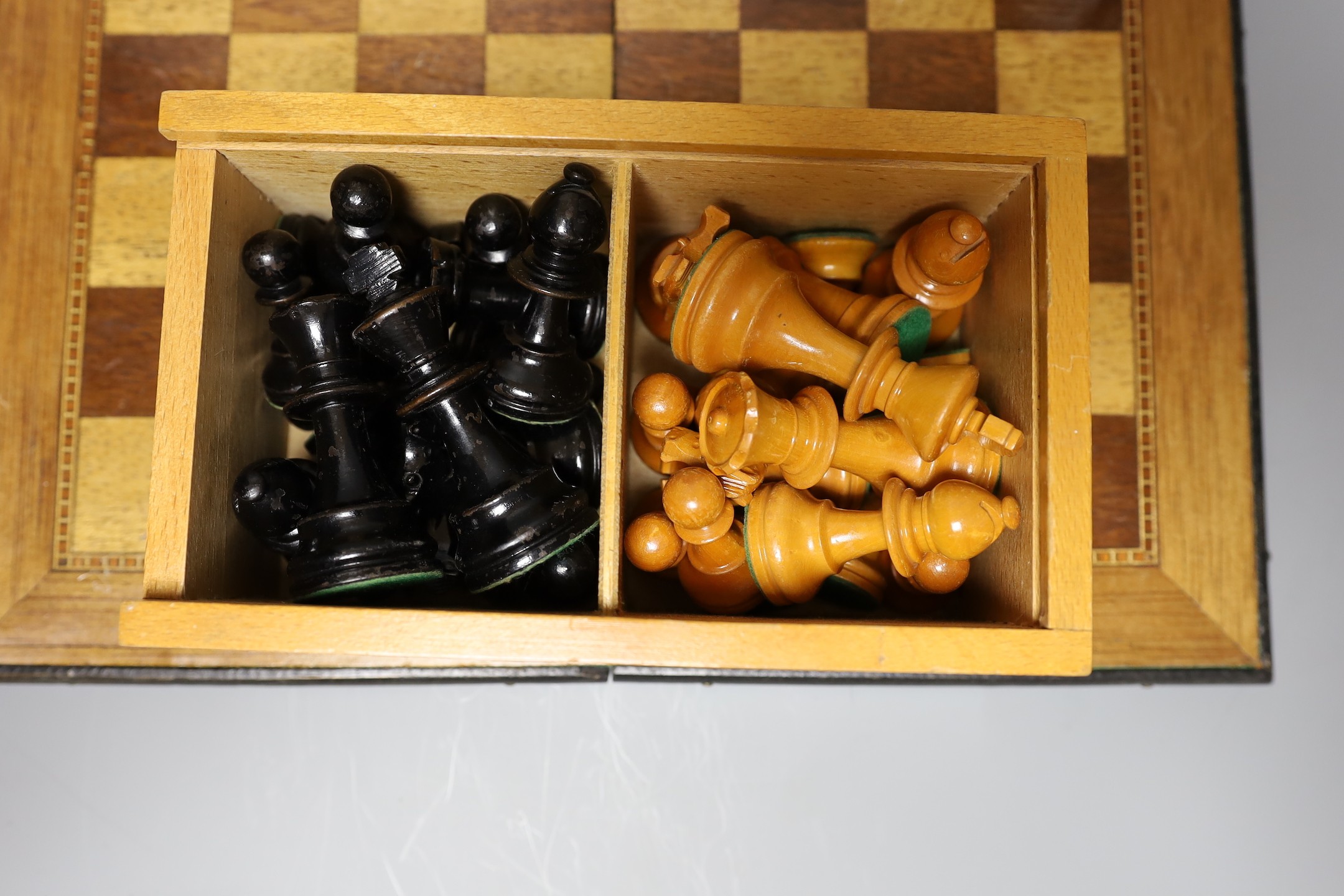 Two complete wood carved cased chess set pieces, king: 8cm and 7.5cm tall, together with a playing - Bild 2 aus 3
