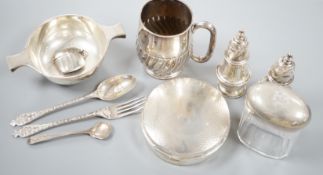 Small silver including a George V quaich, Edinburgh, 1928, a pair of condiments, circular box and