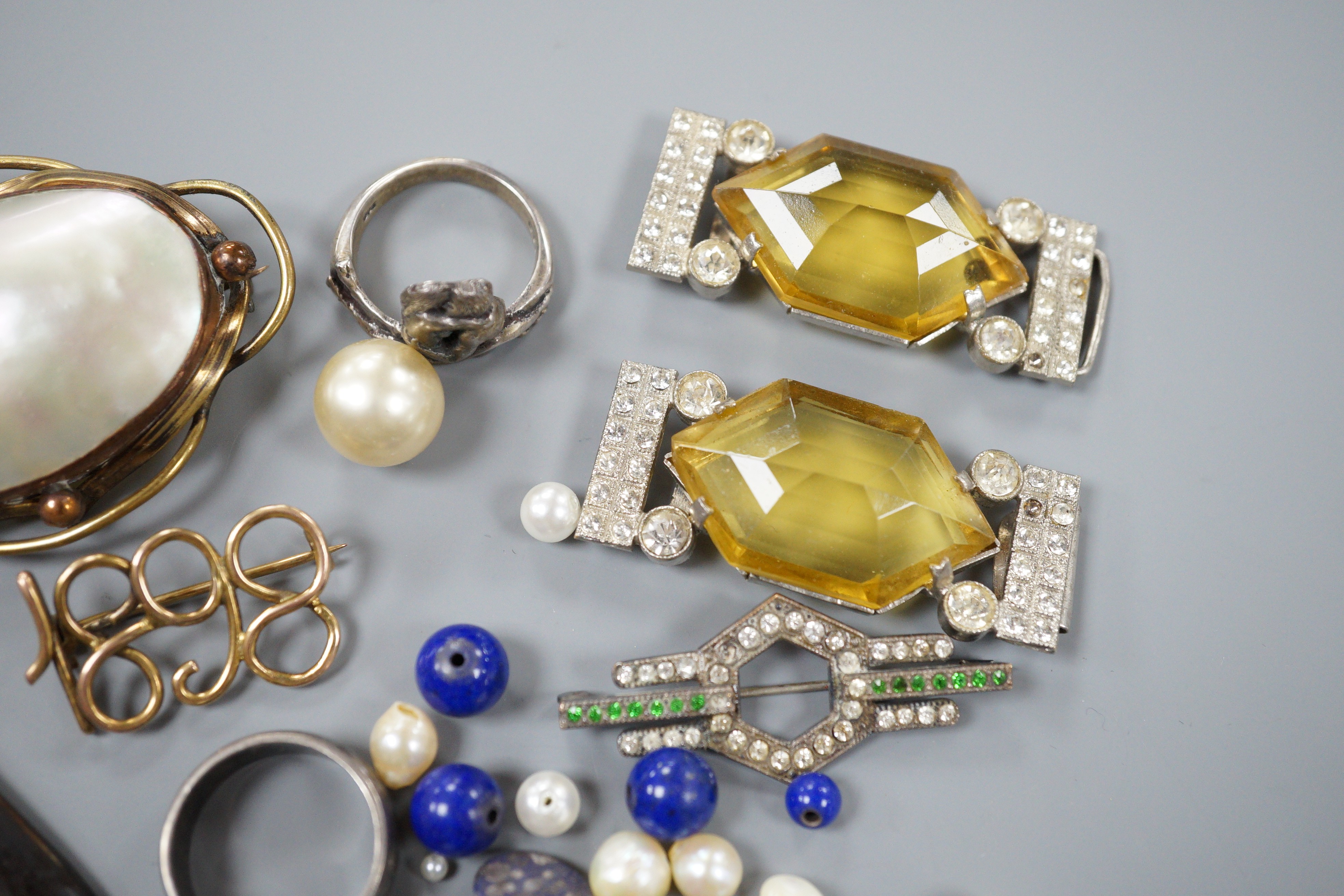 A small quantity of assorted jewellery, including costume and a Victorian yellow metal and turquoise - Image 4 of 6