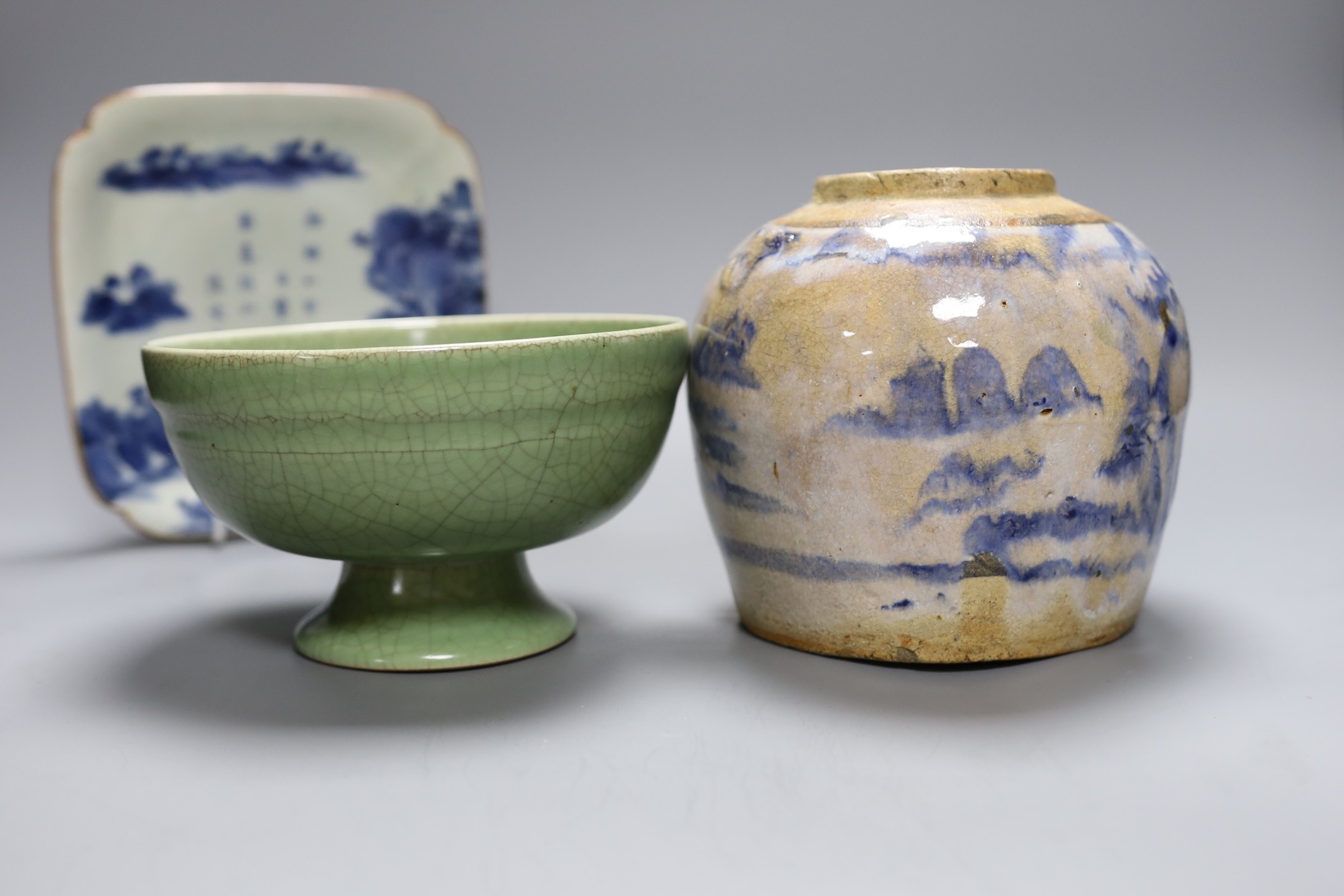 A celadon crackle glaze pedestal bowl, together with a blue and white inscribed dish, a 19th century - Bild 4 aus 6