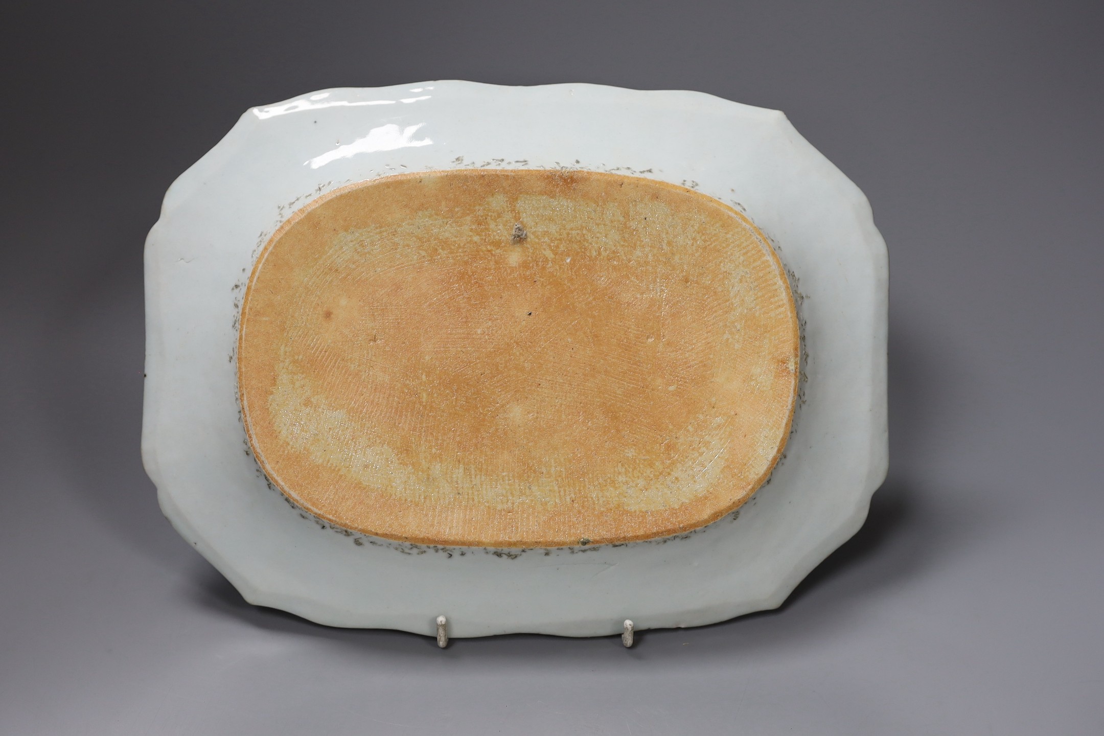 An 18th century Chinese export octagonal famille rose dish, 30cm long - Image 2 of 2