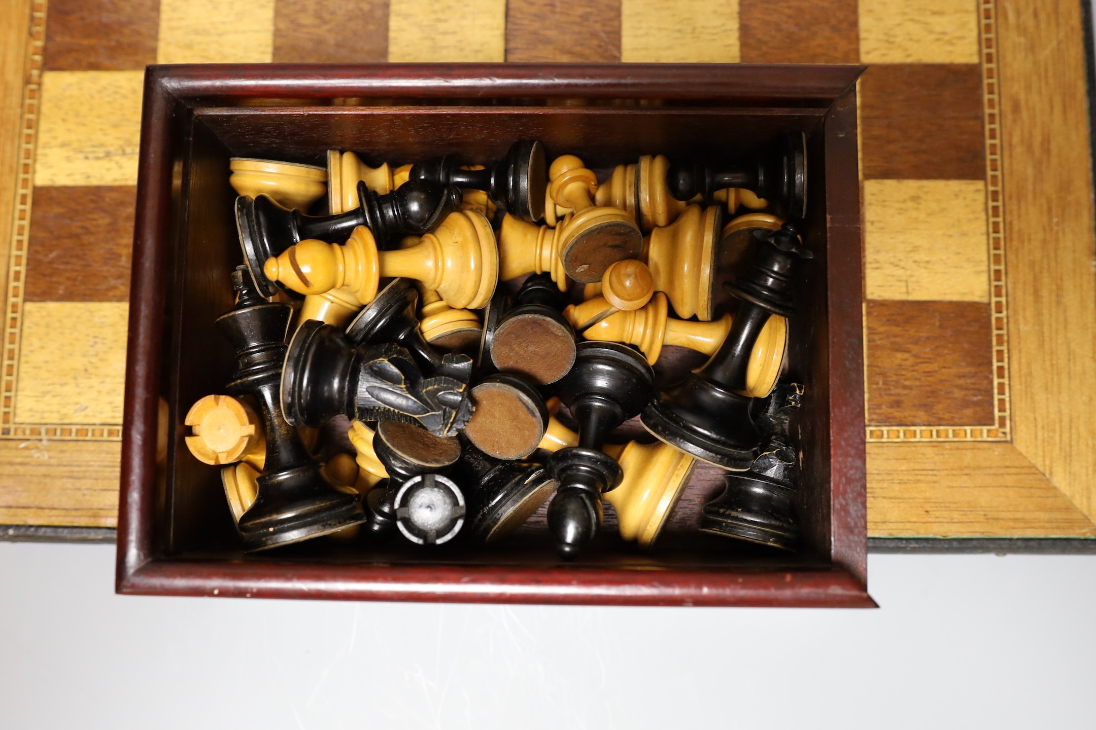 Two complete wood carved cased chess set pieces, king: 8cm and 7.5cm tall, together with a playing - Bild 3 aus 3