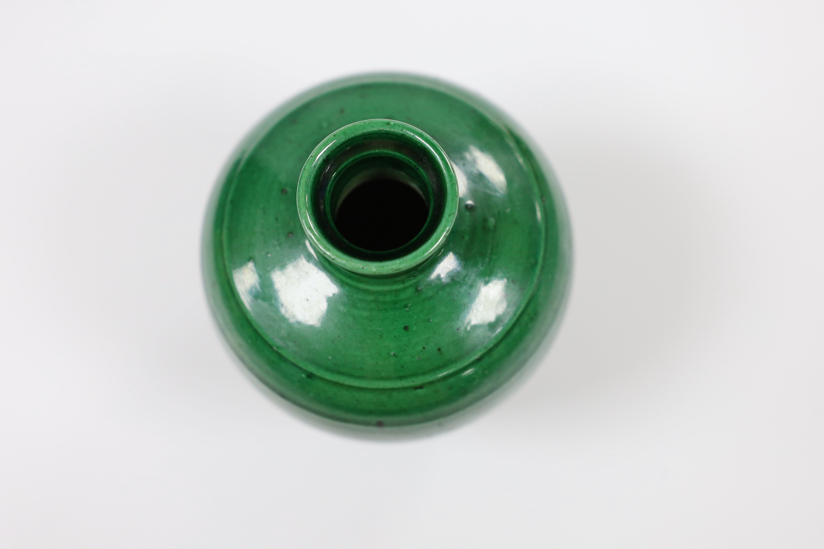 A Chinese green glazed vase, 11.5cm tall - Image 3 of 4