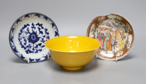 An 18th century Chinese export saucer dish (a.f), a Chinese blue and white dish and yellow ground ‘