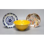 An 18th century Chinese export saucer dish (a.f), a Chinese blue and white dish and yellow ground ‘