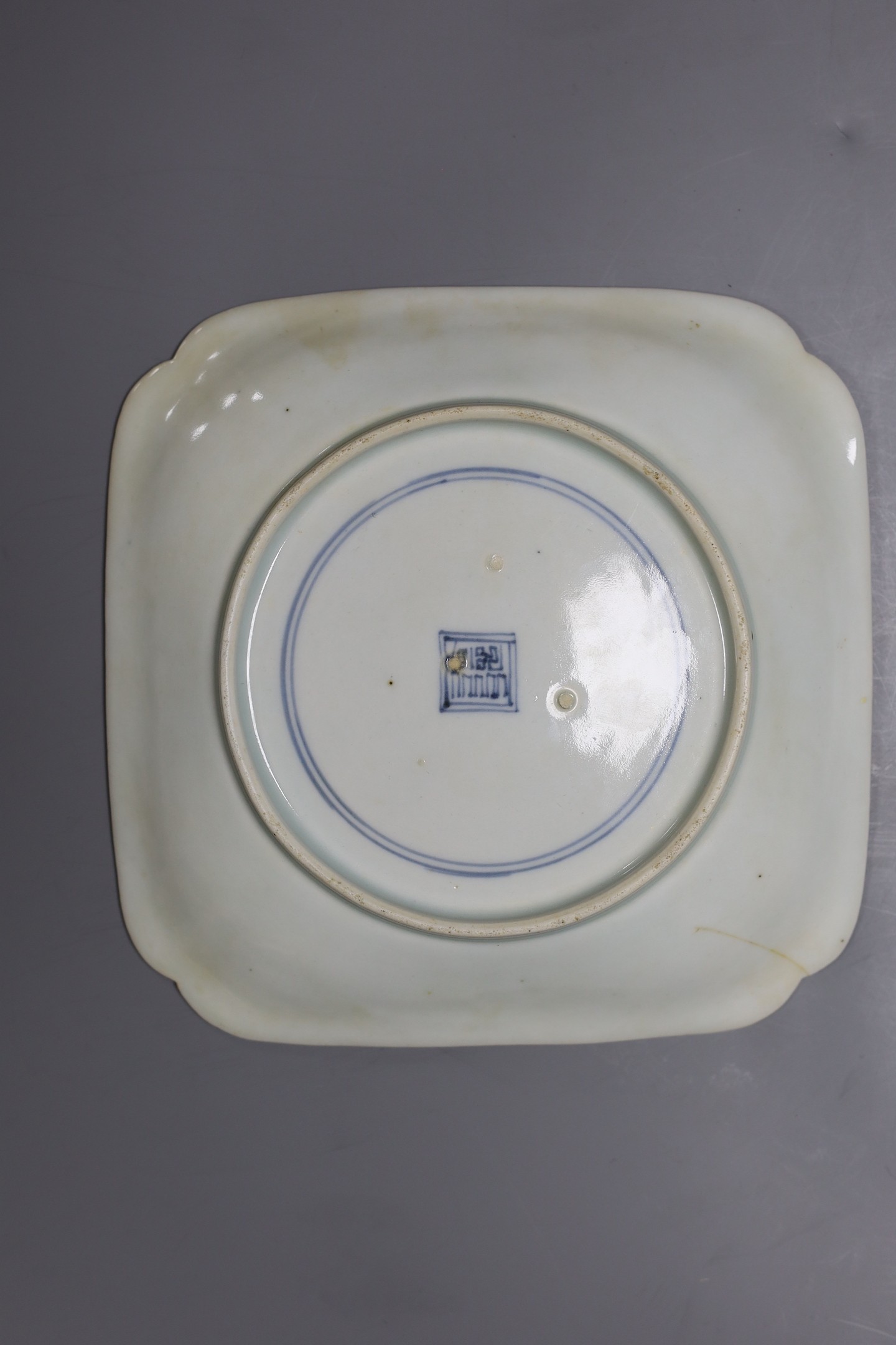 A celadon crackle glaze pedestal bowl, together with a blue and white inscribed dish, a 19th century - Bild 6 aus 6