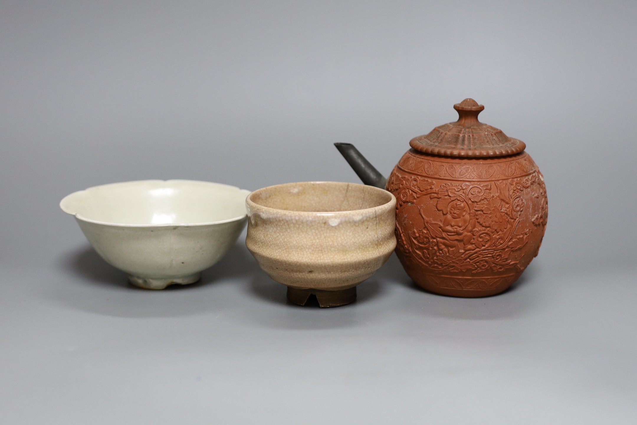 A Chinese Yixing teapot, 12cm tall, and two other Chinese ceramic bowls - Bild 2 aus 4