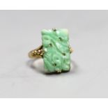 An early 20th century yellow metal Chinese jade plaque ring, size M, gross 4.8 grams