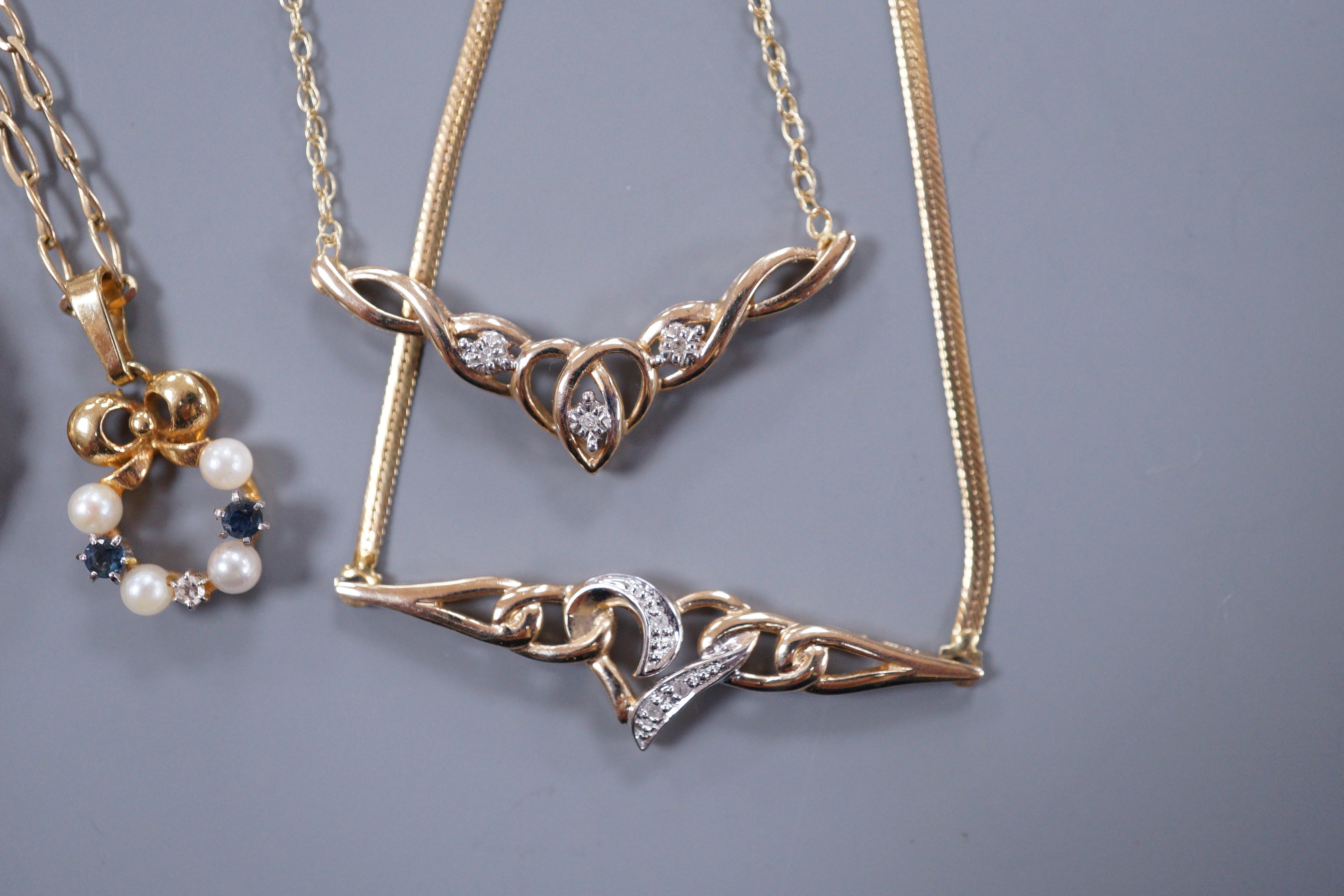 A 9ct gold diamond chip set necklace and matching bracelet, a cross pendant, a sapphire diamond - Image 2 of 10
