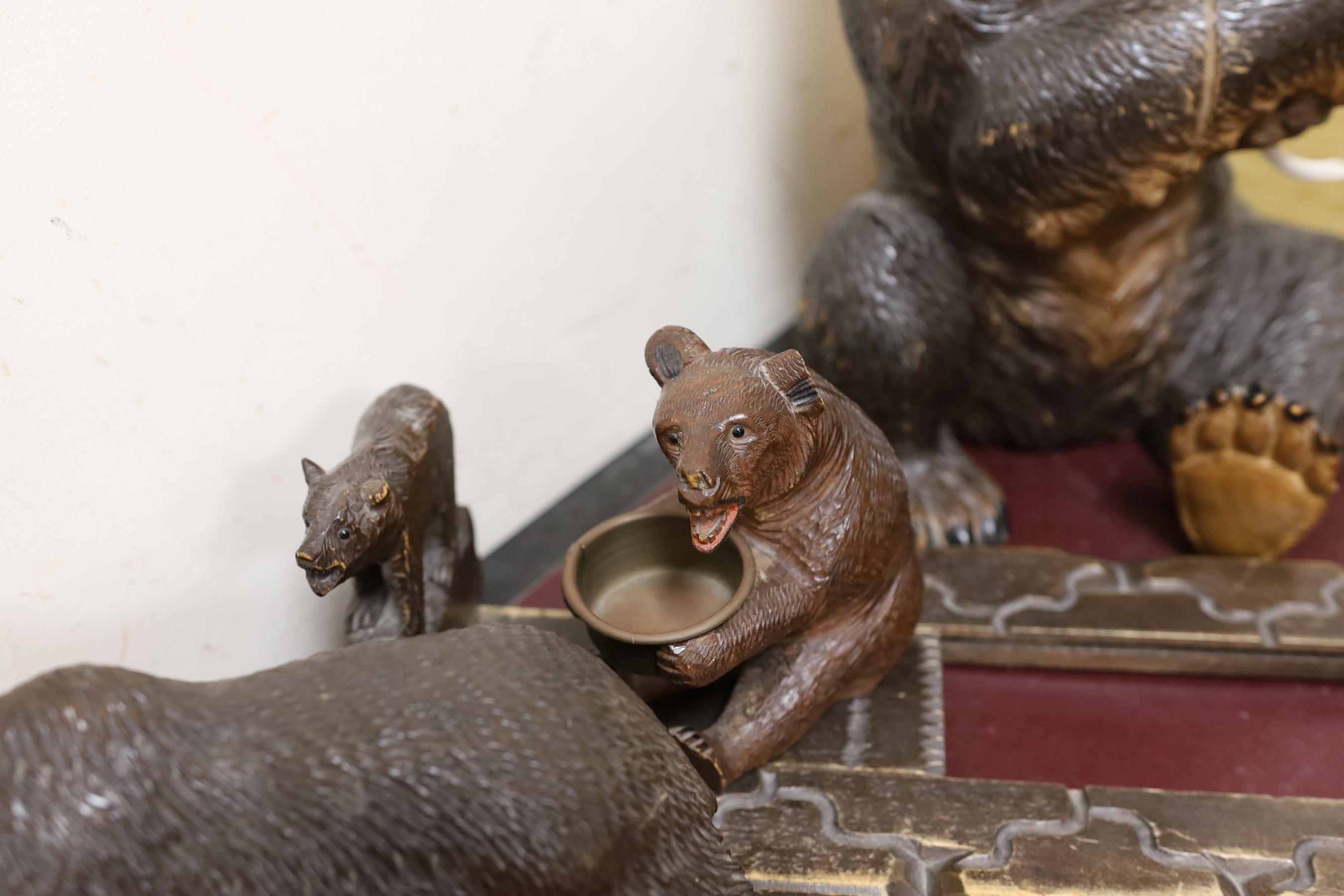 A group of Black Forest carved wood bears: a lamp, a book rack, etc. - Image 4 of 5