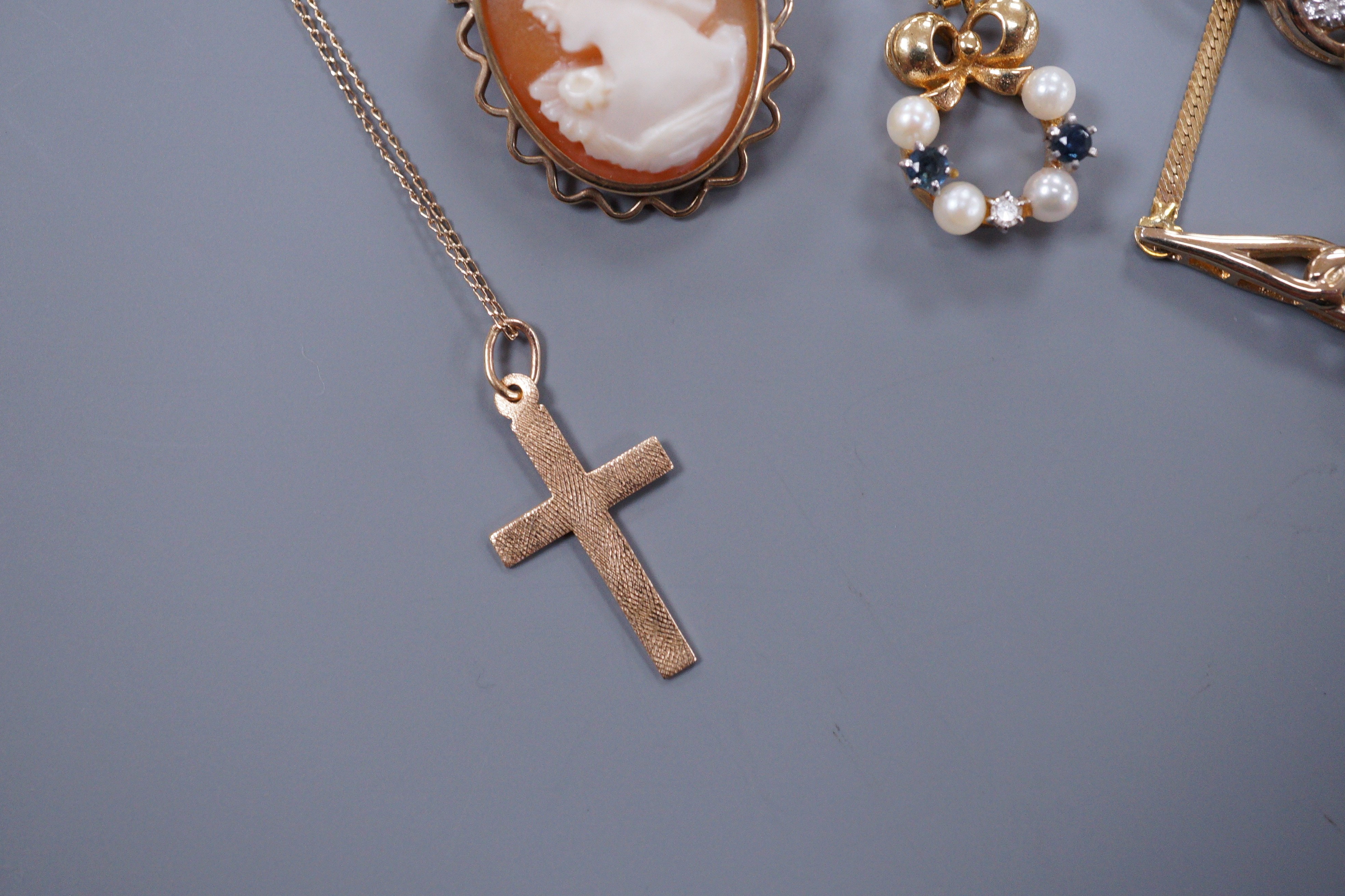 A 9ct gold diamond chip set necklace and matching bracelet, a cross pendant, a sapphire diamond - Image 9 of 10