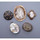 A Victorian gold pique circular brooch, 3cm (a.f.), two cameo brooches, a gilt metal brooch and a