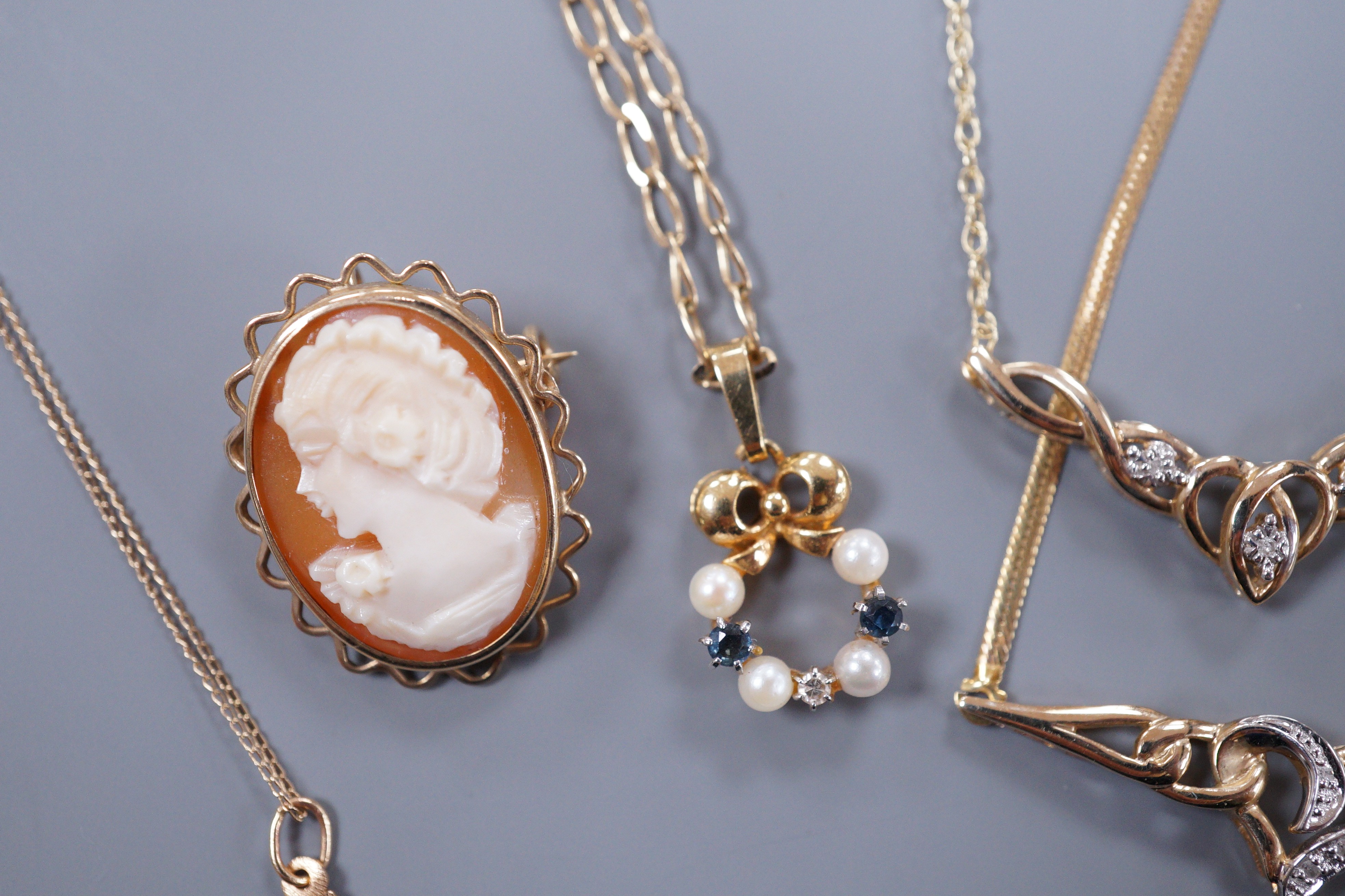 A 9ct gold diamond chip set necklace and matching bracelet, a cross pendant, a sapphire diamond - Image 3 of 10